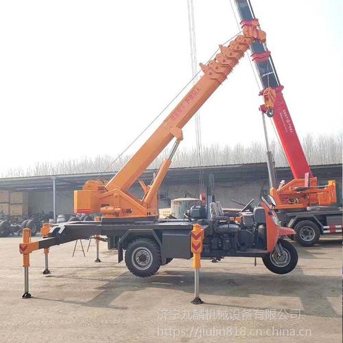 九麟5吨三轮车吊车建筑吊混凝土专用起重机伸缩大架5条支腿三马车起重